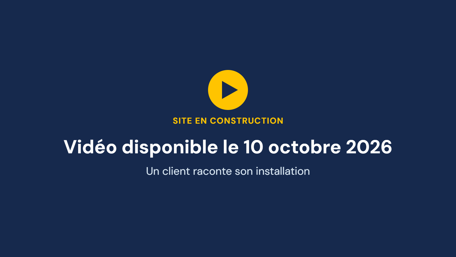 Vidéo d'un client à tourner : le client devant sa maison, panneaux en fond