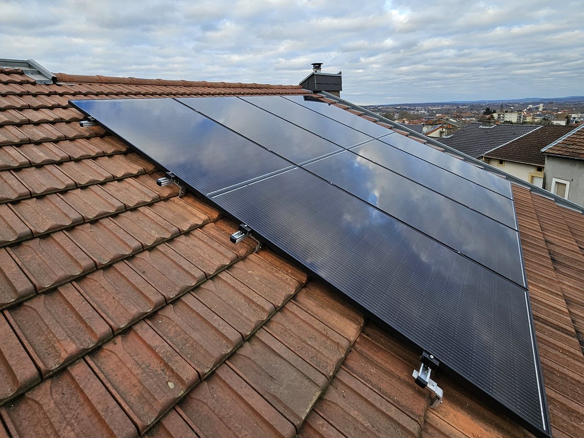 Panneaux solaires posés chez un client, vus de près